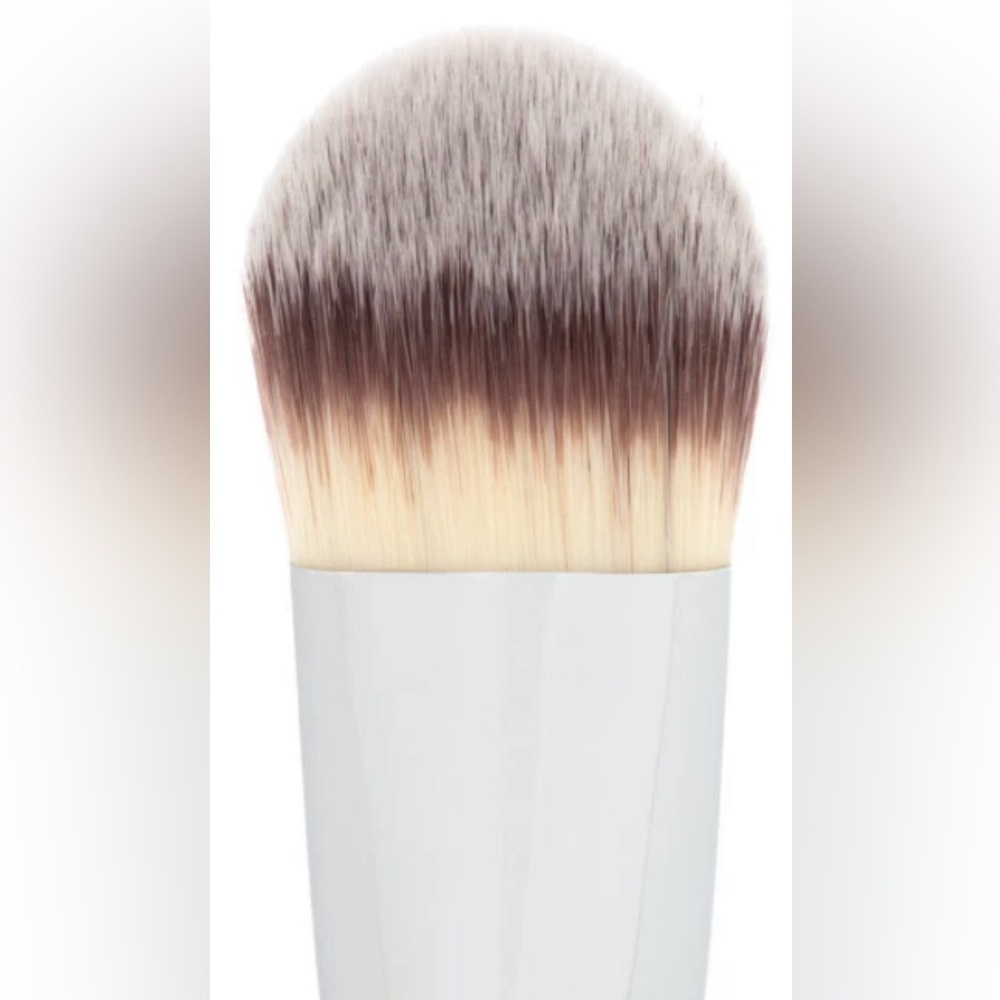 it Cosmetics Foundation Brush - Picture 3 of 8
